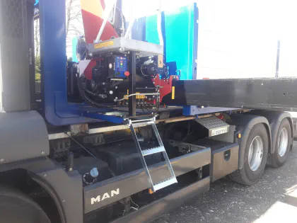 Grue HMF sur conteneur avec grappin