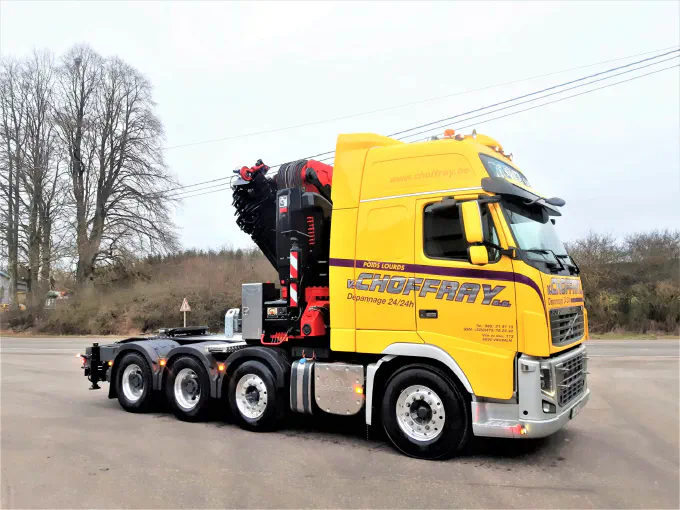 Tracteur grue Volvo FH16 8x4 avec grue HIAB repliée