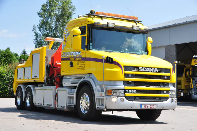 Dépanneuse Scania T580 long nez avec grue de manutention