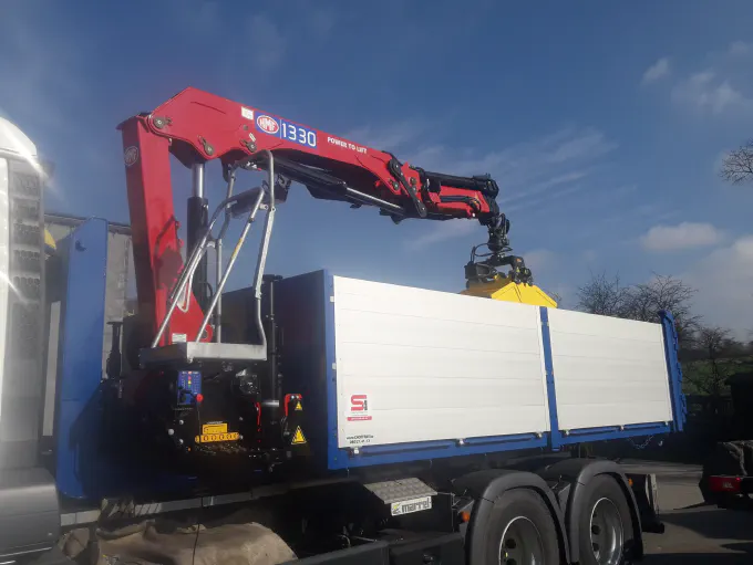 Grue HMF 1330 et benne preneuse sur conteneur-plateau