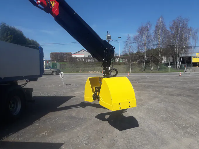 Benne preneuse suspendue à la grue HMF
