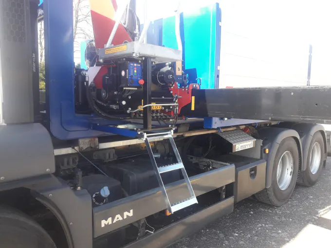 Poste de commande de la grue HMF sur lève-conteneur