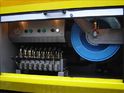 Vannes hydrauliques et enrouleur d'une dépanneuse