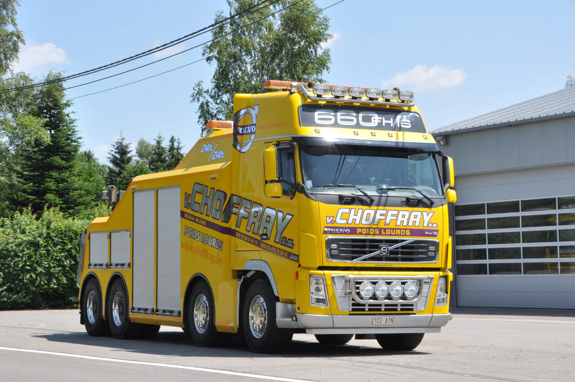 Dépanneuse poids lourds V. Choffray, grue déployée devant l'atelier de Vielsalm