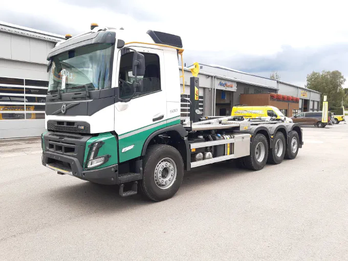 Lève-conteneur HYVA monté sur Volvo FMX 8x4 tridem