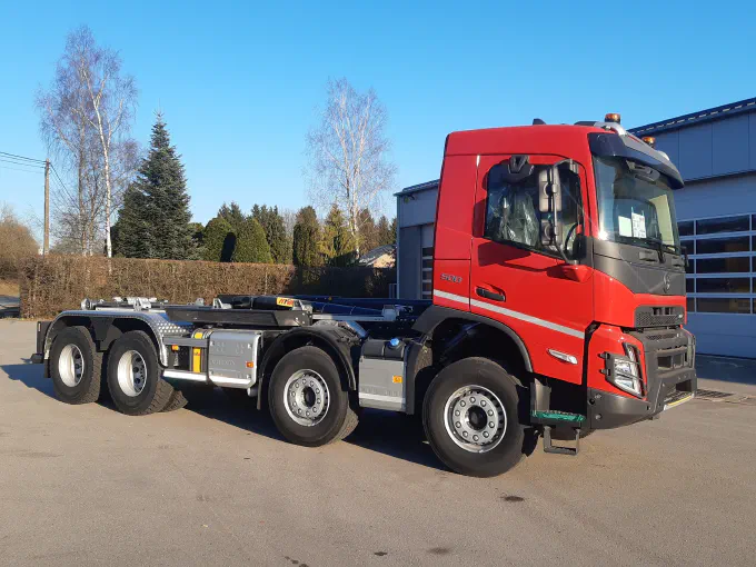 Volvo FMX 8x4 équipé d'un lève-conteneur HYVA