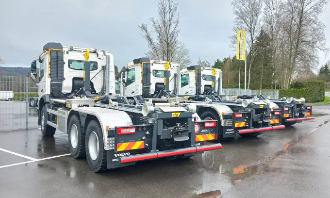 Trois porteurs Volvo avec lève-conteneurs HYVA