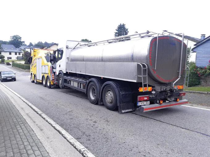 Remorquage d'un camion-citerne à travers le village