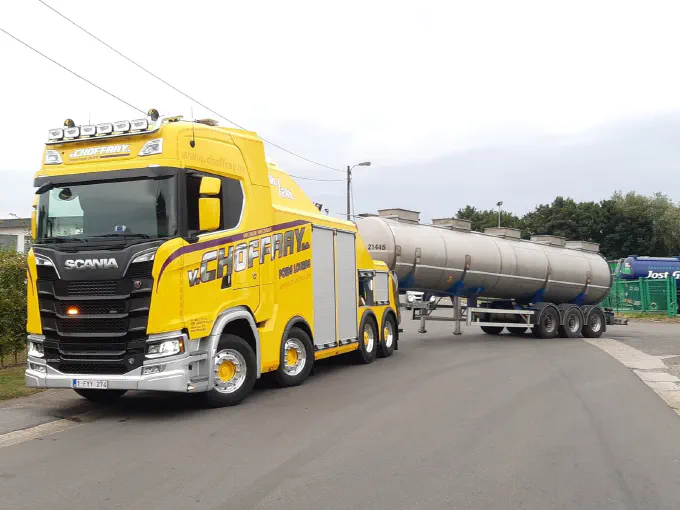 La Scania S650 remorque une semi-citerne en inox