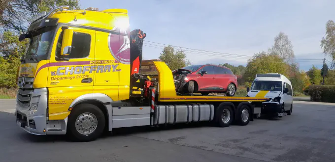 L'Actros charge une voiture et remorque un minibus
