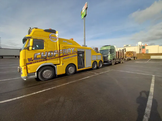 La Volvo FH16 remorque un grumier chargé de bois