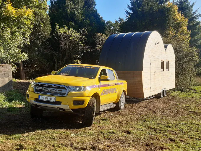 Pick-up Ford Ranger tractant une tiny house en bois