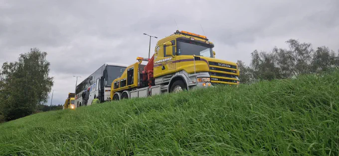 La Scania T580 prend en charge un autocar en panne