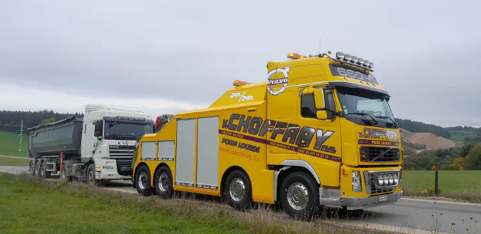 La Volvo FH16 remorque un tracteur DAF et sa benne