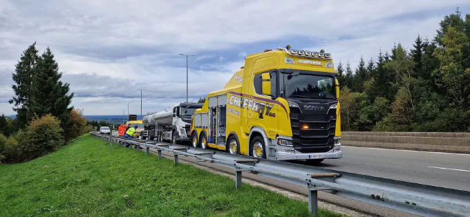 La Scania S650 remorque un camion-citerne sur l'autoroute