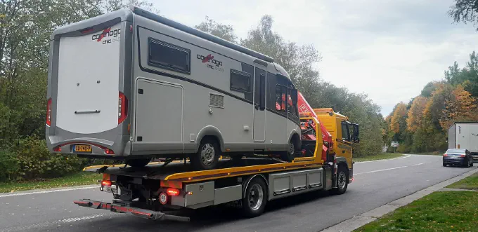 Camping-car chargé sur le plateau de la Volvo FM