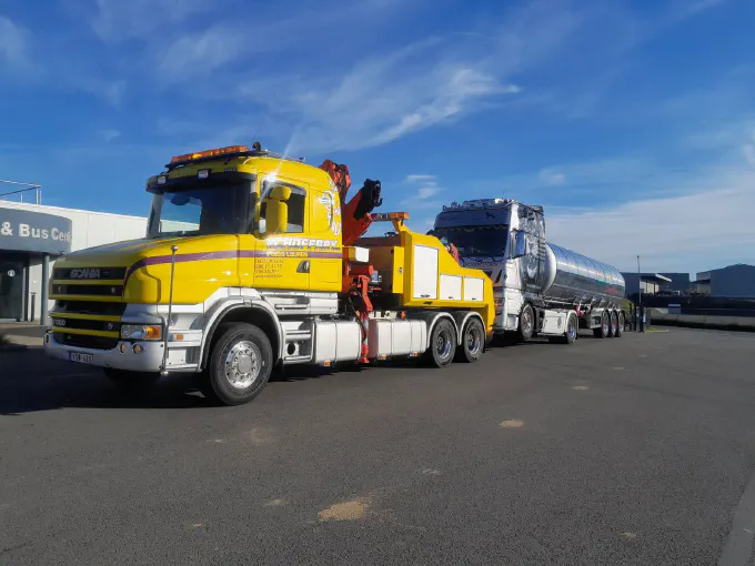 Ensemble citerne remorqué jusqu'au garage par la T580