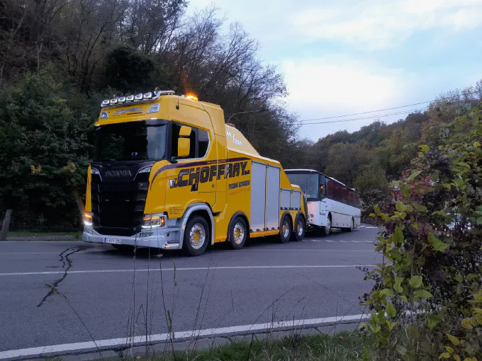 Autocar pris en remorque par la Scania S650