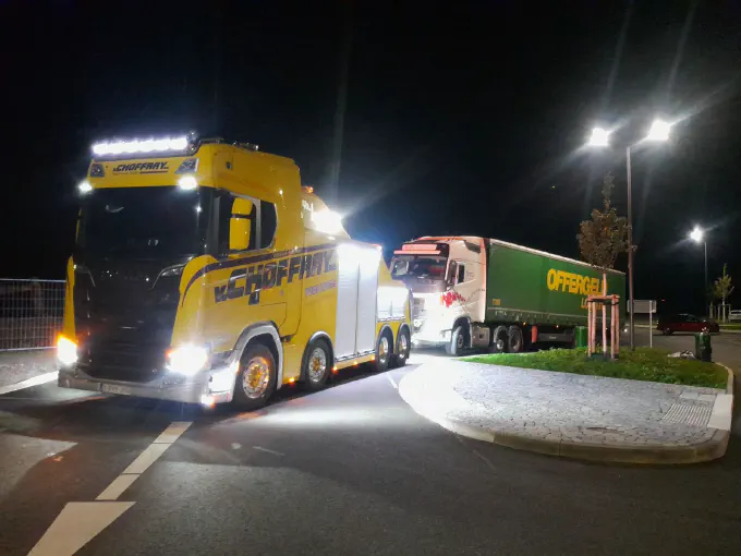Remorquage nocturne d'un ensemble tracteur et semi-remorque