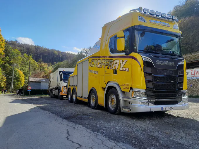 La Scania S650 remorque un camion dans un village
