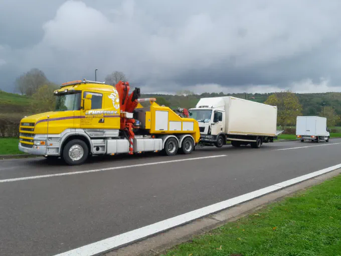 La Scania T580 remorque un camion fourgon et sa remorque