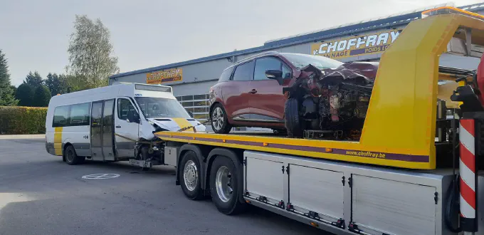 Voiture accidentée et minibus ramenés au dépôt