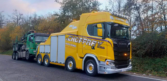 La Scania S650 remorque un grumier et sa grue forestière