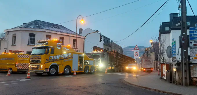 Grumier chargé évacué en centre-ville par la Volvo FH16