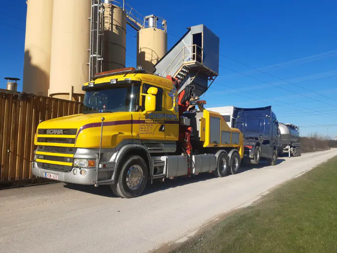 La T580 remorque un ensemble citerne près des silos
