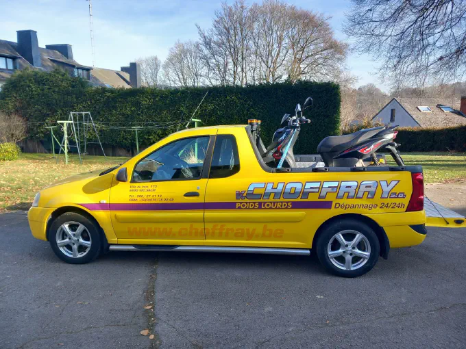 Deux scooters chargés sur le pick-up d'intervention