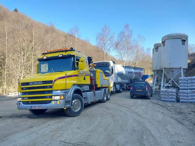 La Scania T580 évacue un ensemble silo d'un chantier
