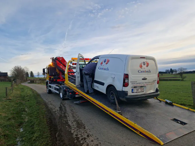 Camionnette treuillée sur le plateau de la Volvo FM