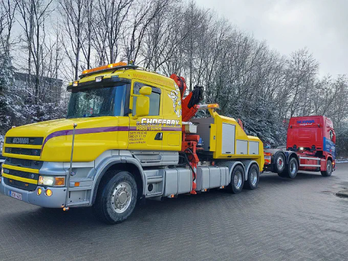 La Scania T580 remorque un tracteur Scania sous la neige