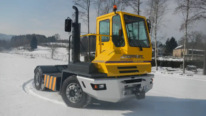 Tracteur de manœuvre Terberg sous la neige