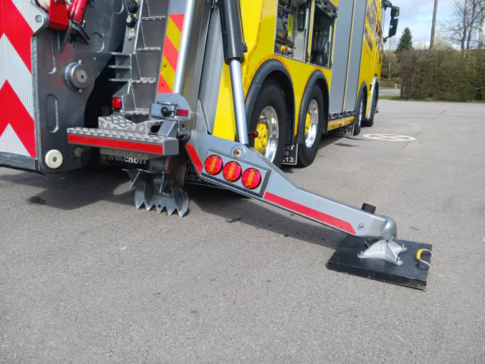 Stabilisateur arrière de la Scania S650 sur plaque de calage