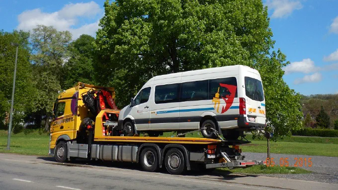 Minibus chargé sur le plateau coulissant de l'Actros