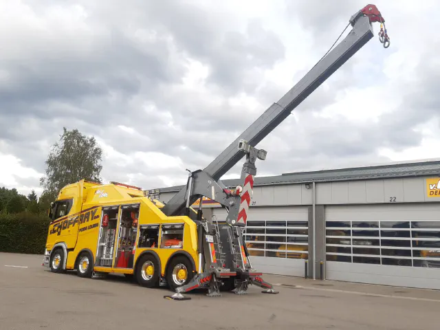 Scania S650, grue déployée devant l'atelier