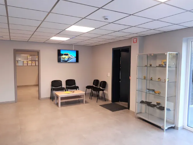 Salle d'attente avec vitrine de miniatures