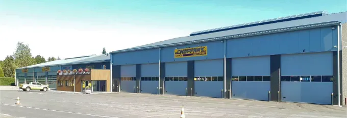 Façade du garage poids lourds et ses portes d'atelier