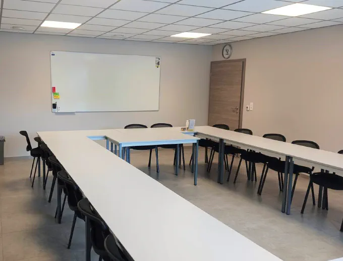 Salle de réunion avec tableau blanc