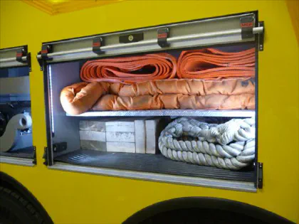 Élingues, cordage et cales de bois dans un coffre