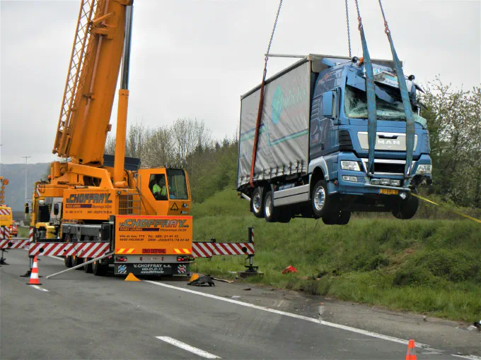Levage d'un camion accidenté avec la grue mobile