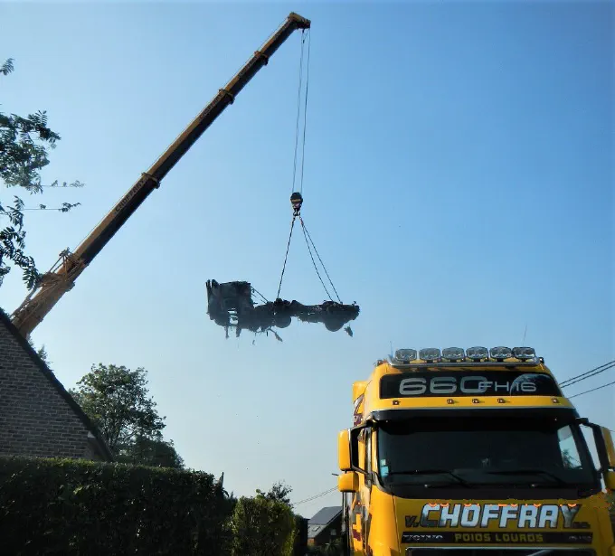 Levage d'une épave calcinée à la grue télescopique