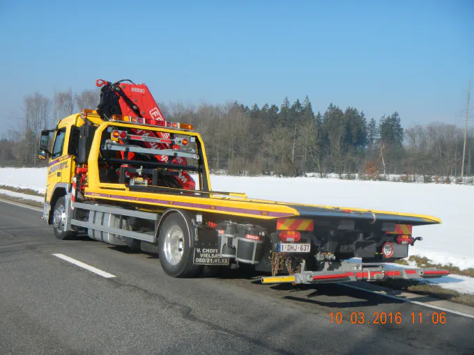 Dépanneuse à plateau coulissant, grue FASSI repliée