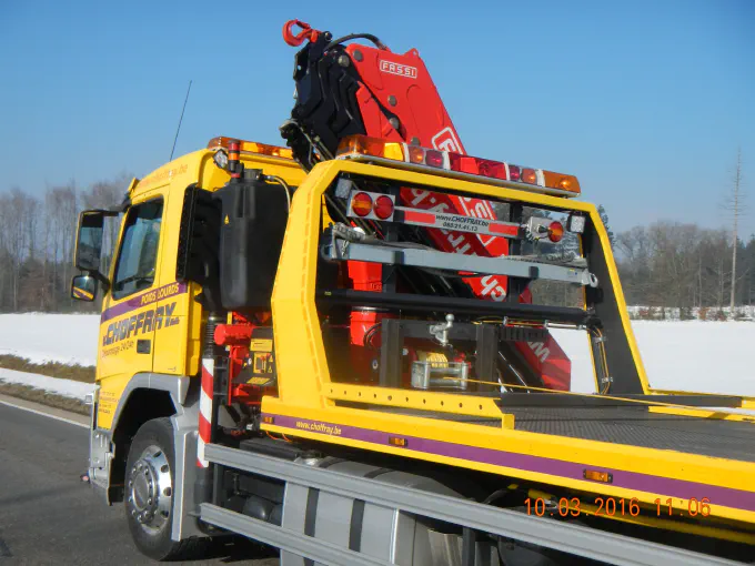 Détail de la grue FASSI et du treuil de la dépanneuse