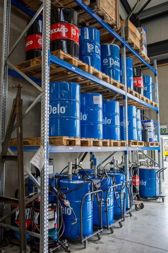 Stock d'huiles en fûts avec pompes de distribution