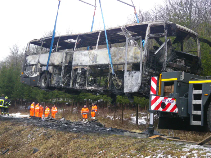 Levage d'un autocar incendié lors d'un dépannage