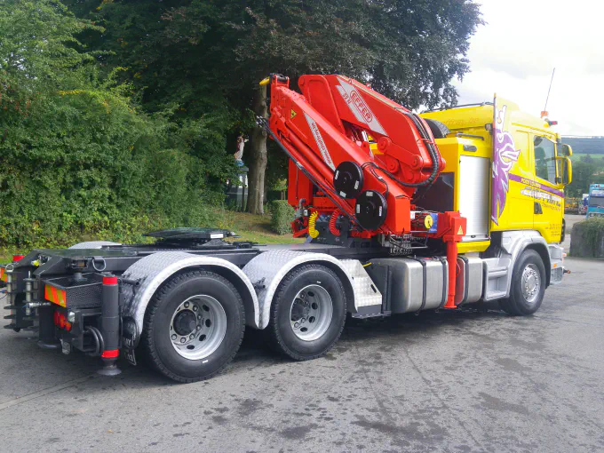 Grue EFFER 52N repliée sur le tracteur de dépannage
