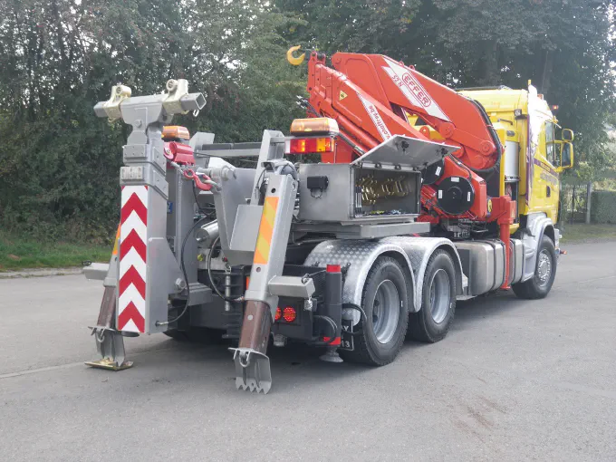 Bras de relevage et stabilisateurs du tracteur grue