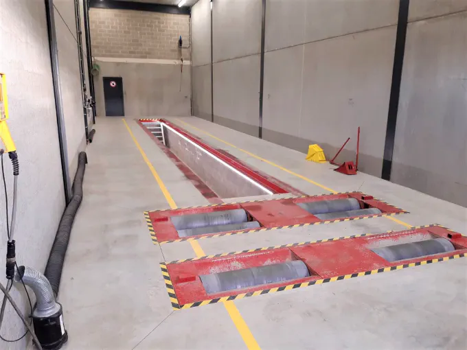 Le banc de freinage à rouleaux et la fosse d'inspection